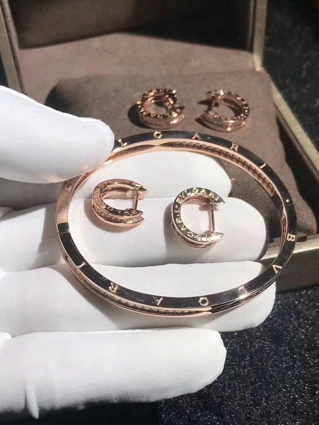 Bvlgari B.zero1 bangle bracelet in 18 kt rose gold, set with pavé diamonds on the spiral